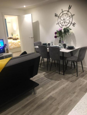 Stylish Apartment, Parking, Beach & Town 2 min wlk